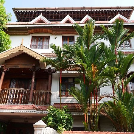 โฮเต็ล ไวต์ โรส Bed & Breakfast Kochi ภายนอก รูปภาพ
