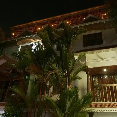 โฮเต็ล ไวต์ โรส Bed & Breakfast Kochi ภายนอก รูปภาพ