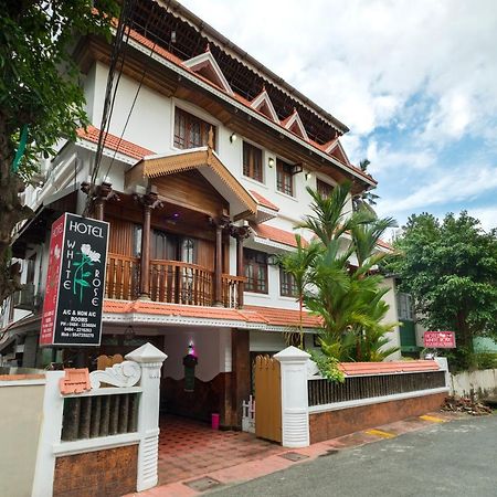 โฮเต็ล ไวต์ โรส Bed & Breakfast Kochi ภายนอก รูปภาพ