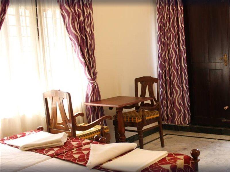 โฮเต็ล ไวต์ โรส Bed & Breakfast Kochi ภายนอก รูปภาพ