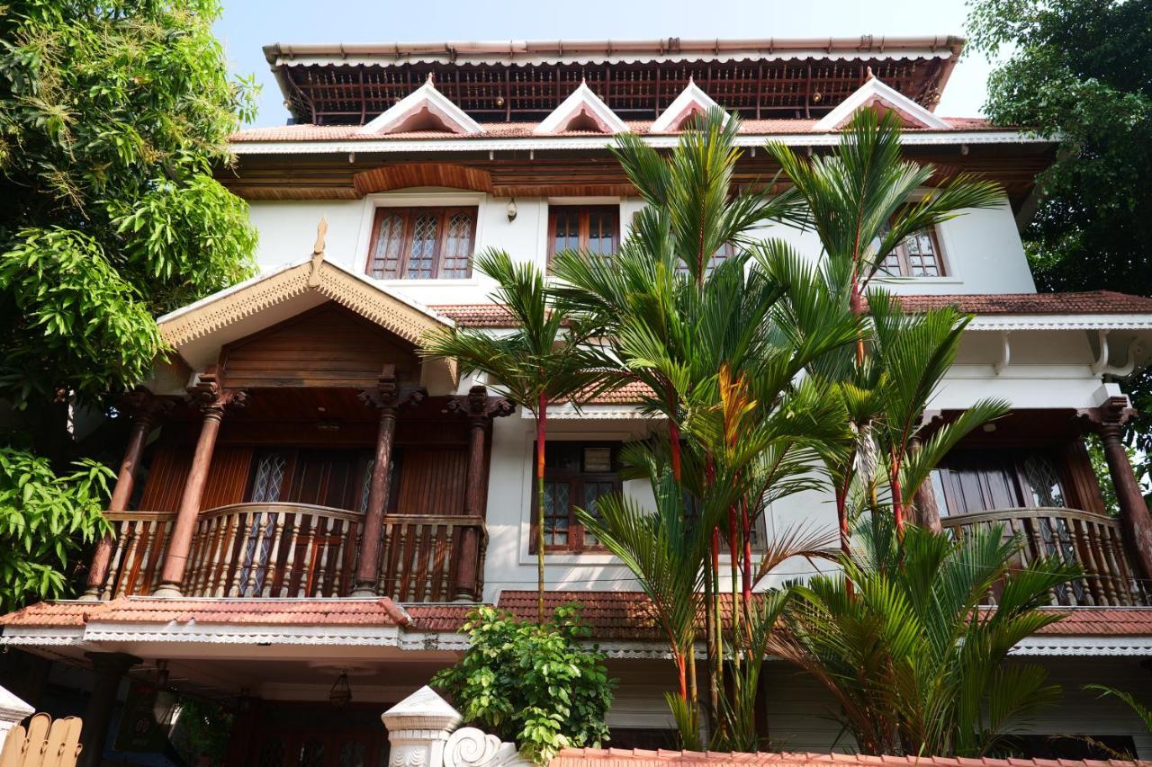 โฮเต็ล ไวต์ โรส Bed & Breakfast Kochi ภายนอก รูปภาพ