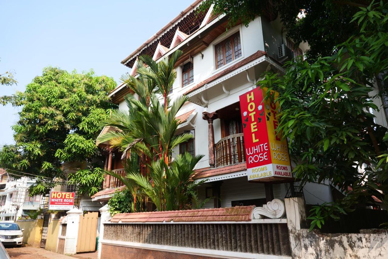 โฮเต็ล ไวต์ โรส Bed & Breakfast Kochi ภายนอก รูปภาพ