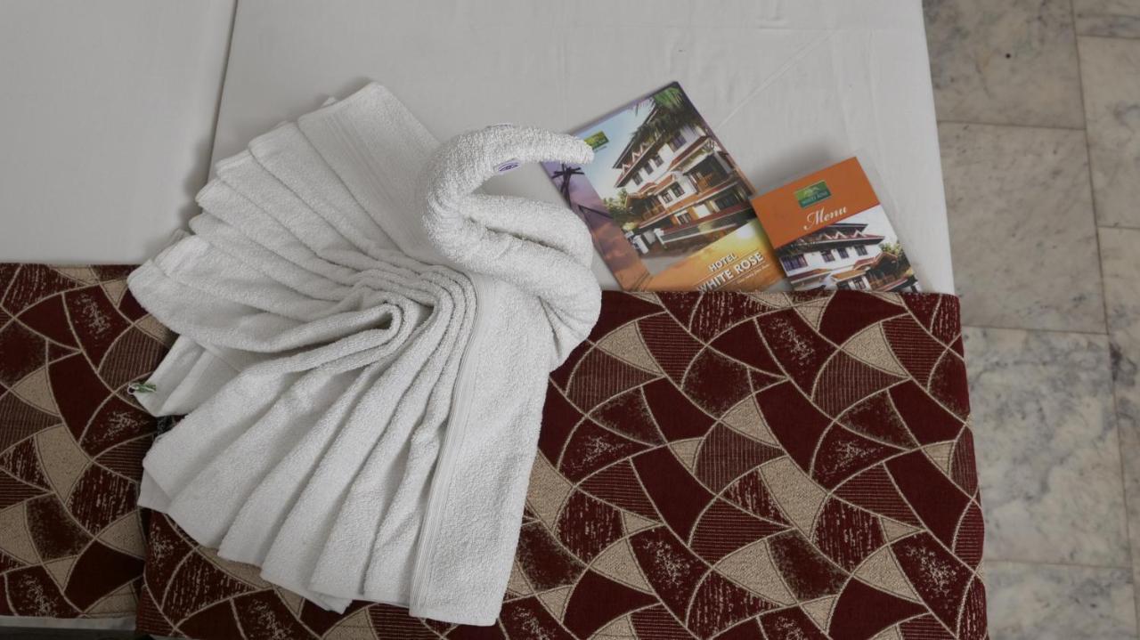 โฮเต็ล ไวต์ โรส Bed & Breakfast Kochi ภายนอก รูปภาพ