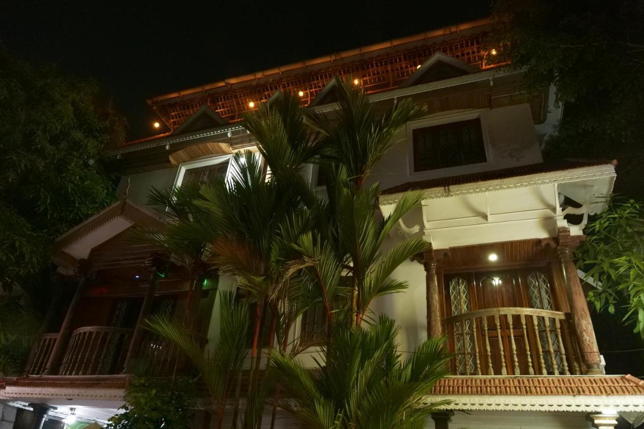 โฮเต็ล ไวต์ โรส Bed & Breakfast Kochi ภายนอก รูปภาพ