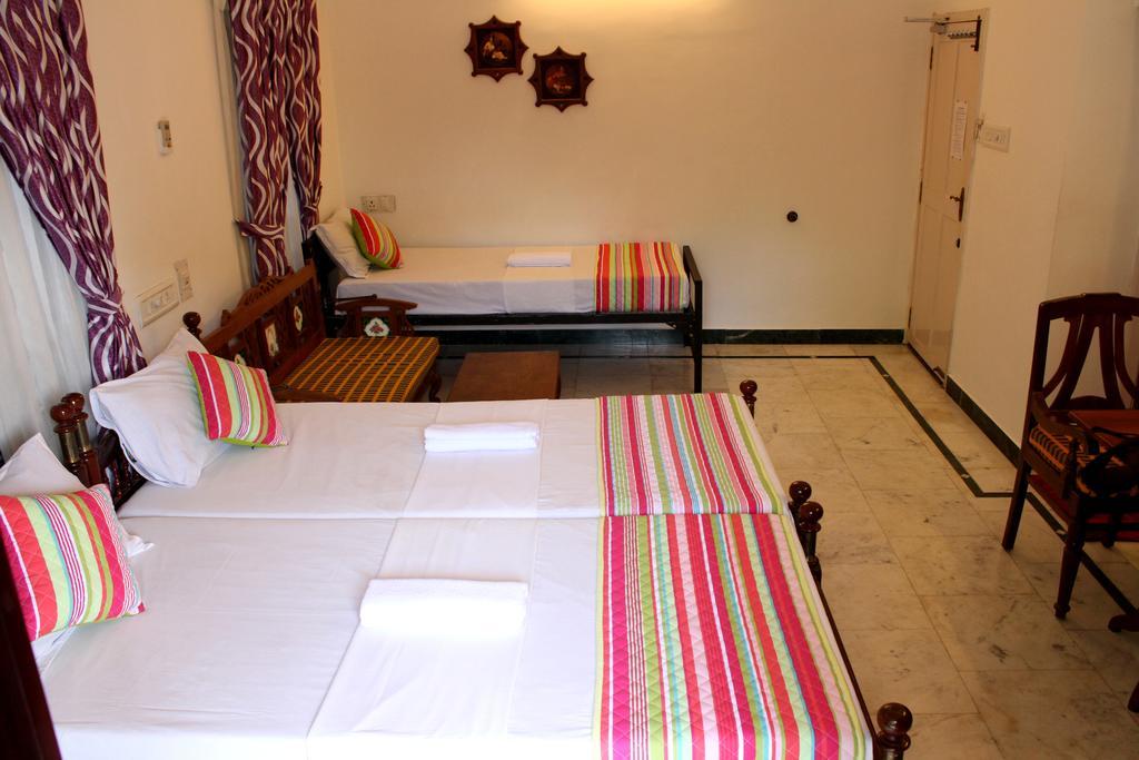 โฮเต็ล ไวต์ โรส Bed & Breakfast Kochi ภายนอก รูปภาพ
