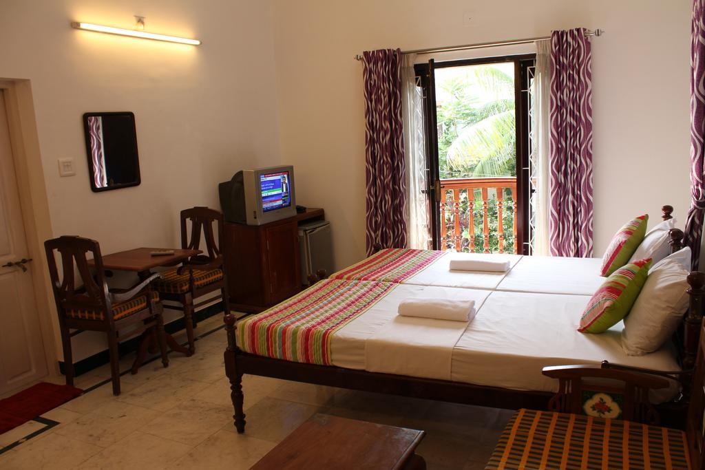 โฮเต็ล ไวต์ โรส Bed & Breakfast Kochi ภายนอก รูปภาพ