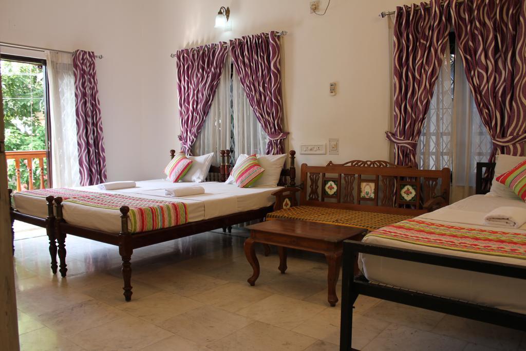 โฮเต็ล ไวต์ โรส Bed & Breakfast Kochi ภายนอก รูปภาพ