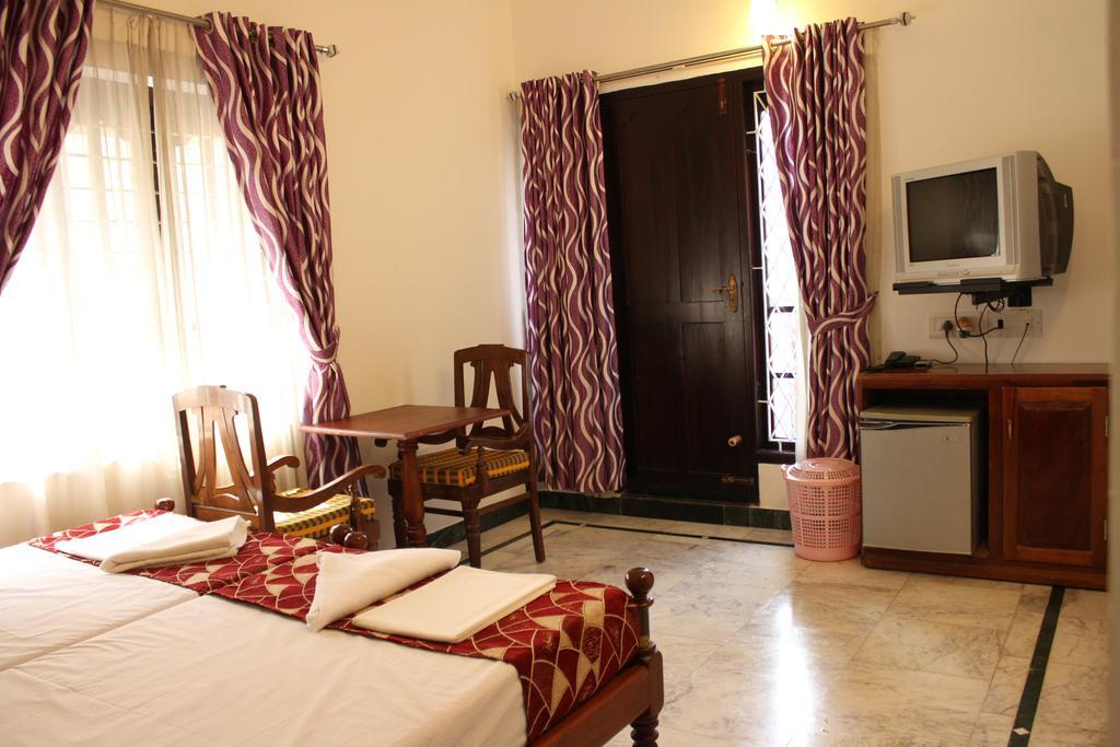 โฮเต็ล ไวต์ โรส Bed & Breakfast Kochi ภายนอก รูปภาพ