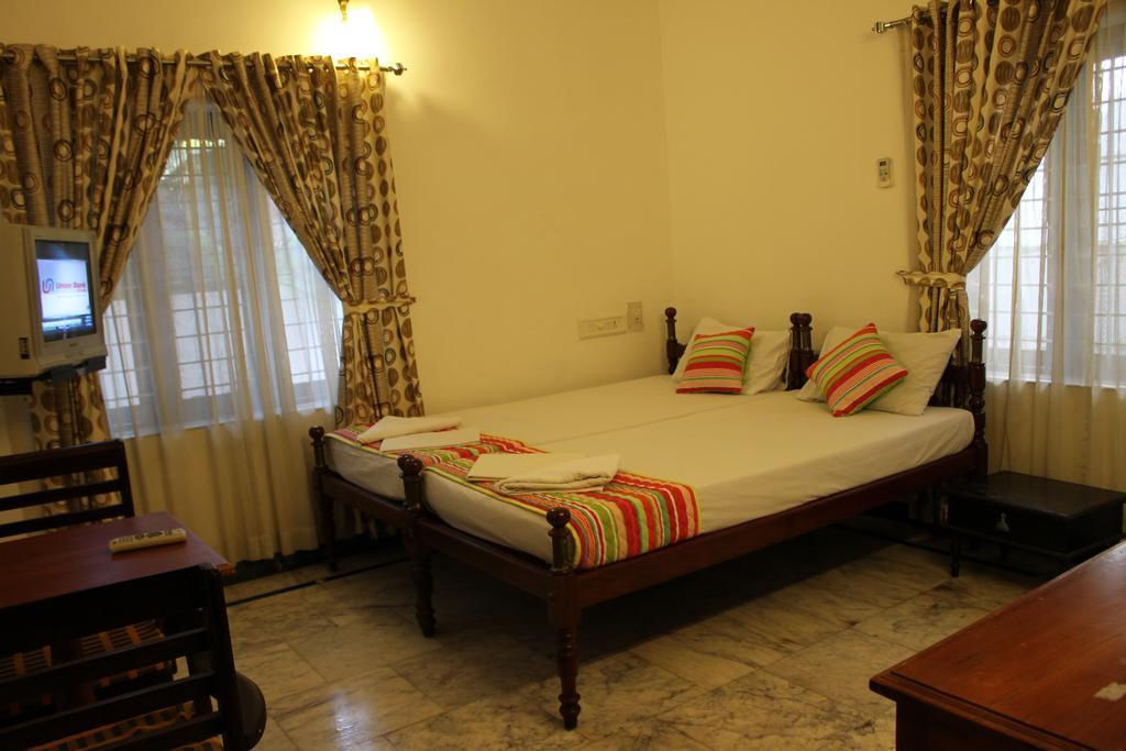 โฮเต็ล ไวต์ โรส Bed & Breakfast Kochi ภายนอก รูปภาพ