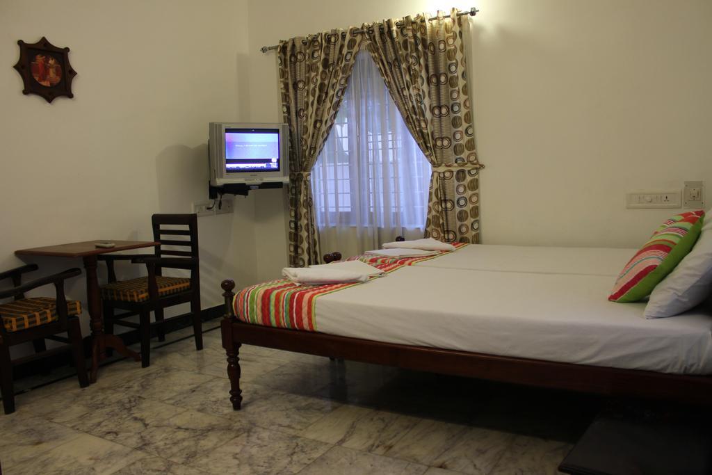 โฮเต็ล ไวต์ โรส Bed & Breakfast Kochi ภายนอก รูปภาพ
