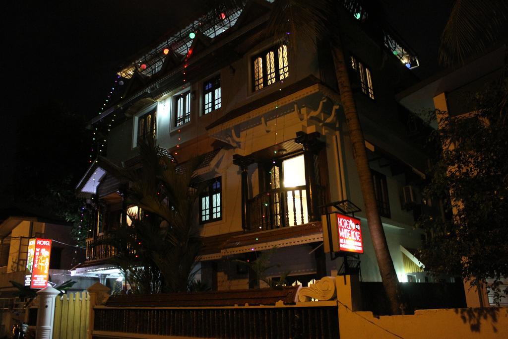 โฮเต็ล ไวต์ โรส Bed & Breakfast Kochi ภายนอก รูปภาพ