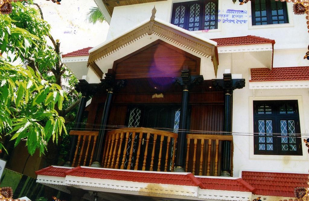 โฮเต็ล ไวต์ โรส Bed & Breakfast Kochi ภายนอก รูปภาพ