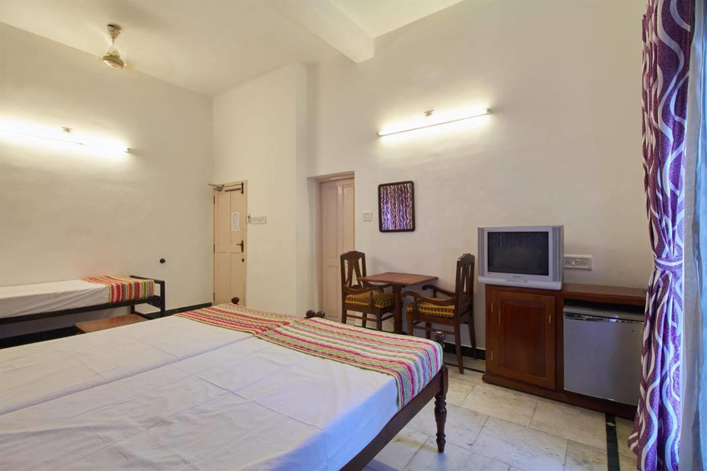 โฮเต็ล ไวต์ โรส Bed & Breakfast Kochi ภายนอก รูปภาพ