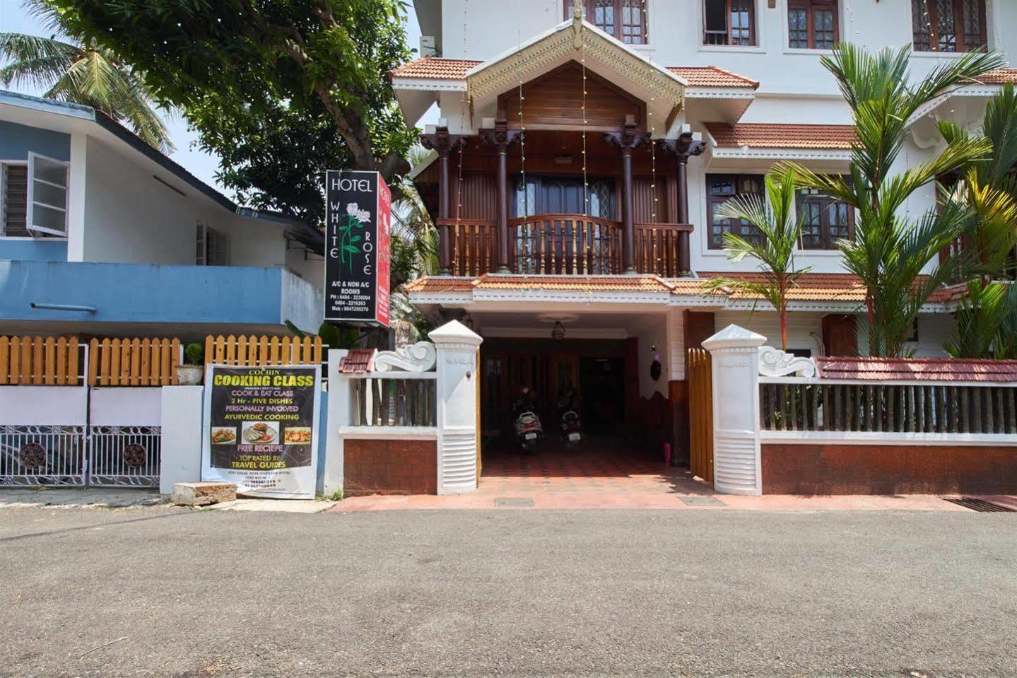 โฮเต็ล ไวต์ โรส Bed & Breakfast Kochi ภายนอก รูปภาพ